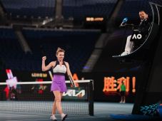 Simona Halep a focilabdával is jól bánik