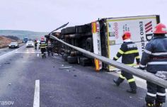 Felborult az autópályán, és több száz méteren megrongálta a szalagkorlátot egy teherautó 