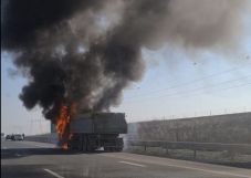 Kigyulladt egy teherautó az autópályán, Marosvásárhely közelében