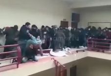 Leszakadt az átrium korlátja: szörnyethaltak a dulakodó diákok