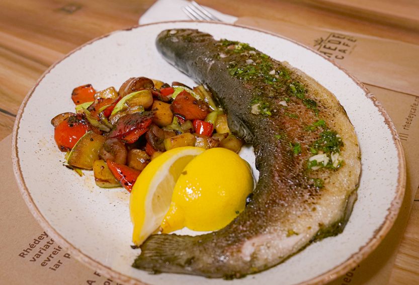 Erdély ízei: Egészben sült pisztráng ropogós zöldségekkel