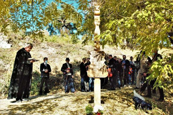 Kopjafákat avattak az elhunyt kalotaszegi zenészek emlékére