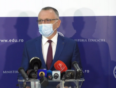 Tanügyminiszter: november 8-án kezdődik a tanítás, de csak pénteken dől el, milyen formában