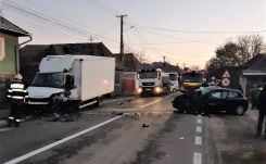 Kisteherautóval ütközött egy személyautó a Maros megyei Kibéden