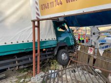 Kolozsvár: elszabadult egy teherautó a Tordai úton, több autót összetört