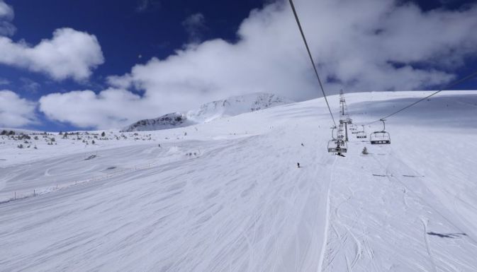 Bulgária egyelőre nem köti Covid-igazolványhoz a sízést