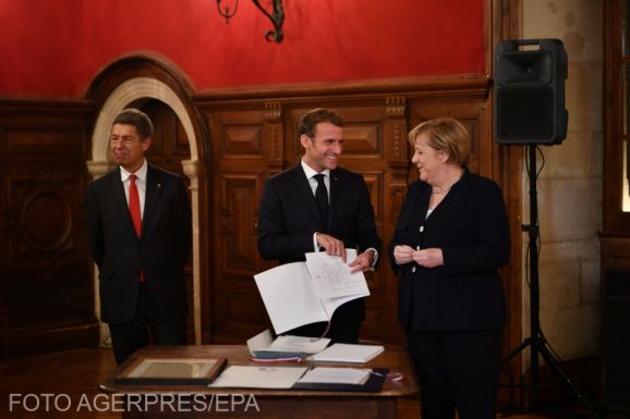 Macron a Becsületrend legmagasabb fokozatával tüntette ki Merkelt