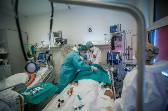 Hiába csökken napok óta a fertőzöttek száma, az intenzív terápiás helyek továbbra is telítettek
