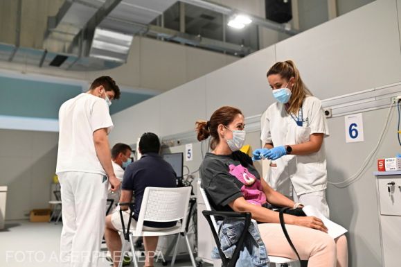 Változás: fél évük van átvenni az étkezési utalványt a teljeskörűen beoltott személyeknek