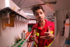 Megmutatja, mi zajlik a műtőben és a rohammentő-autóban, hogy ne féljünk, ha oda kerülünk