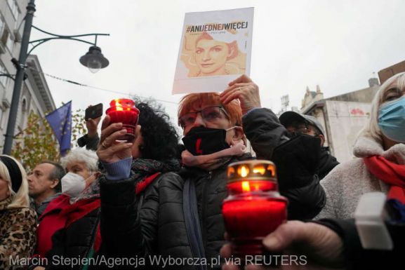 Az abortusztilalom miatt halt meg egy nő, hatalmas tüntetést tartottak az emlékére Varsóban