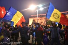 Néhány százan tüntettek Bukarestben a zöldigazolvány és a védőoltás ellen