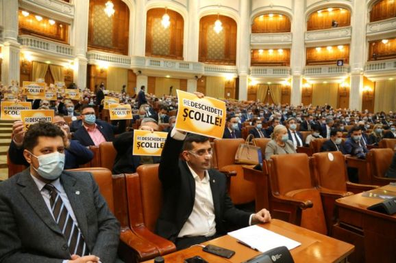 AUR: ne a tanügyi alkalmazottak oltási arányától tegyék függővé a jelenléti oktatást
