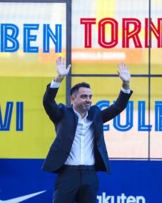 Xavi a Nou Camp gyepén írta alá 2024-ig érvényes szerződését a Barcával