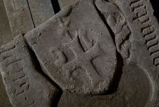 Különleges régészeti leletek a Szent Mihály-templomban: 700 éves oltárasztalt és értékes sírkövet találtak