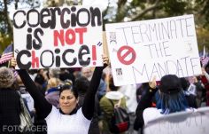 Beperelték a Biden-kormányt az oltási kötelezettséget előíró elnöki rendelet miatt