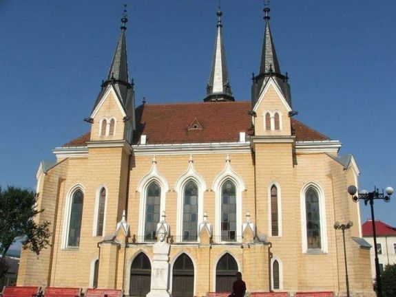 Tinédzserek törték be a máramarosszigeti református templom néhány ablakát
