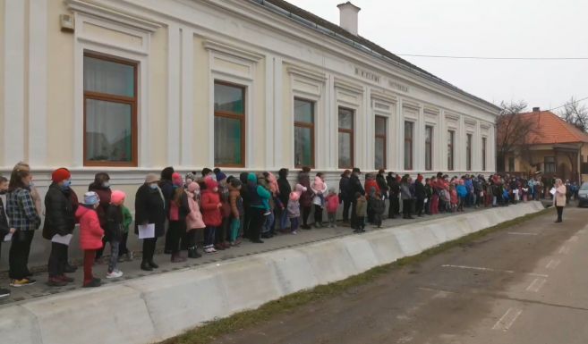 A jelenléti oktatásért demonstráltak Csíkszentimrén