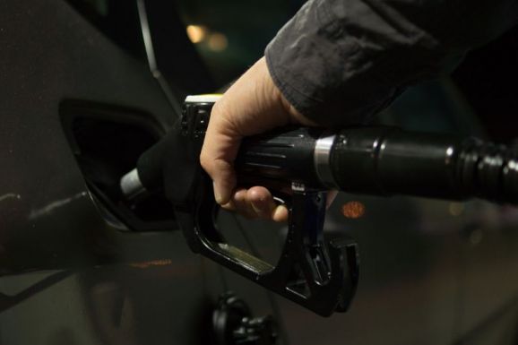 Magyarországon hétfőtől felső határt szabnak meg az üzemanyagoknak