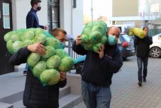 Zöldség- és gyümölcsadományok a szatmári rászoruló családoknak