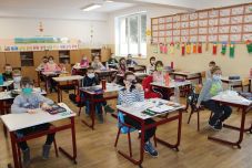 A közoktatási intézmények több mint 70 százalékában jelenléttel folytatódik hétfőtől az oktatás