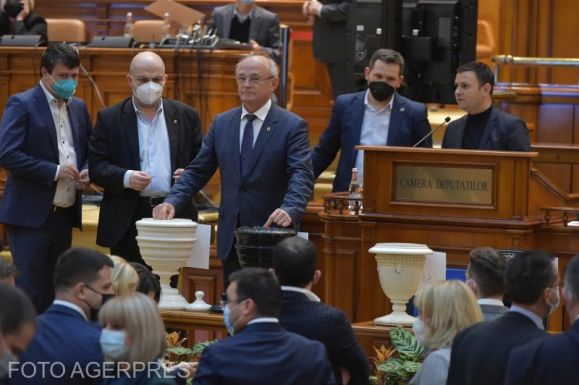 FRISSÍTVE – A parlament kinevezte a közszolgálati rádió és televízió vezetőit