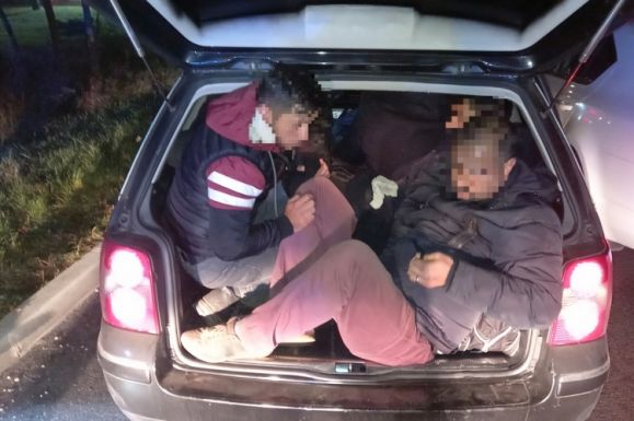 Elfutott a román embercsempész az M0-áson, a „szállítmányát” előállították
