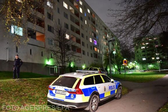 Leszúrta, majd több mint 15 méter magasról kidobta a gyerekeit