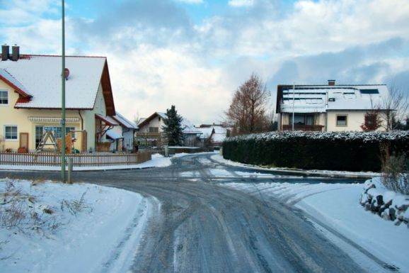 Tilos reklámtáblákat és építményeket elhelyezni az útkereszteződésekben