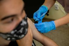 Egy hónap alatt másfél millióan  kapták meg a koronavírus elleni vakcina első adagját