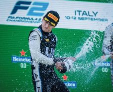 Forma-1: az Alfa Romeónál debütál a sportág első kínai versenyzője