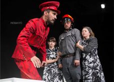 Két halasztás után bemutatják a Tótékat Sepsiszentgyörgyön