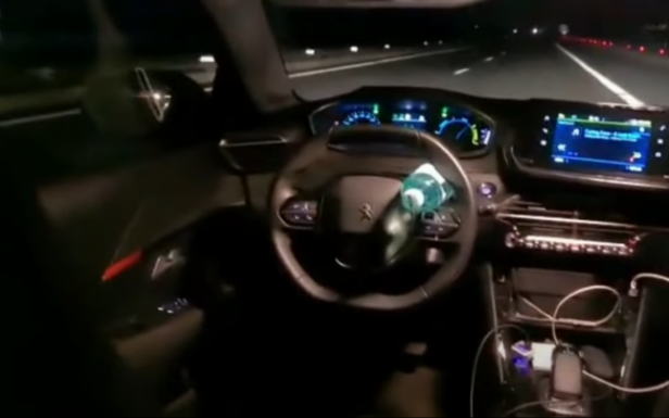 Menet közben hátra ült a sofőr, majd onnan közvetítette a balesetét