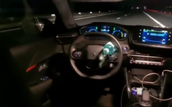 Menet közben hátra ült a sofőr, majd onnan közvetítette a balesetét