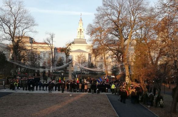 Megtarthatók a katonai parádék és fesztiválok, korlátozott számban meccsre is járhatunk