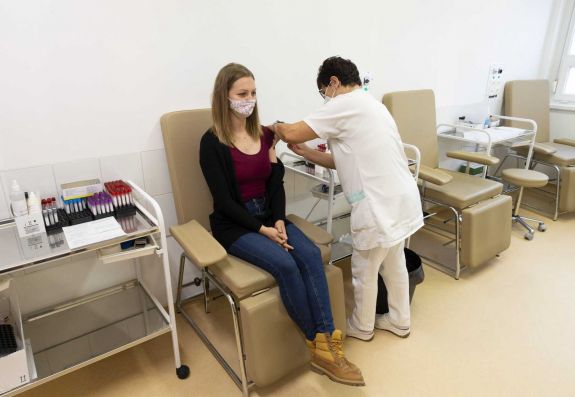 Koronavírus: elhunyt 131 beteg, 10 767 új fertőzöttet találtak Magyarországon