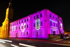 Szatmárnémetiben is lila fénybe borult egy épület a koraszülöttek világnapján