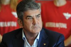 A bíróság szerint nem vétek, hogy magáncélokra használta a hivatali luxusautót Gabriel Oprea