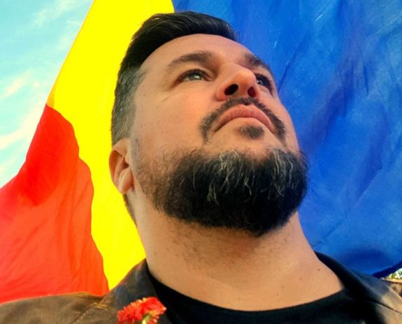 Koronavírus-fertőzésben meghalt az egyik legismertebb román oltásellenes véleményformáló