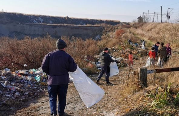 Illegális szemétlerakót számoltak fel a csíkszentmihályiak a vasútállomásnál
