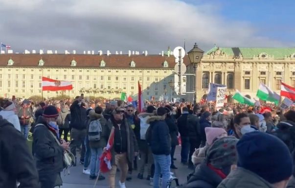 Ezrek tiltakoznak Bécs központjában az ausztriai teljes lezárás ellen