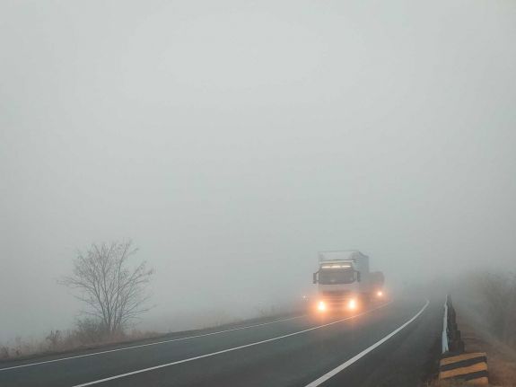 Sűrű köd van több erdélyi megyében