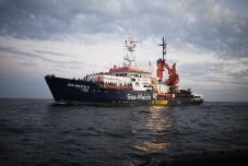 Olaszország déli partjaira folyamatosan érkeznek a menekültekkel teli hajók