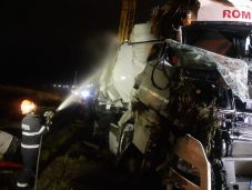 Felborult egy teherautó, 12 tonna üzemanyag ömlött az úttestre