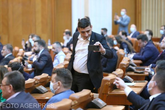 Az európai főügyészhez fordul az AUR az Európai Bizottság vakcinabeszerzései ügyében