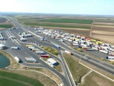 Hatórás várakozási idővel kell számolniuk a kamionosoknak Nagylaknál, de máshol sem sokkal jobb a helyzet