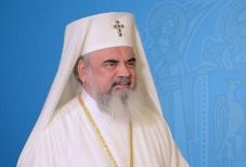 A román ortodox egyház vezetője beoltatta magát Covid-19 ellen