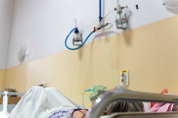 Az élet írta: „Ha nem létezik a vírus, édesapámnak miért kellett meghalnia?” – olvasóink mesélnek tapasztalataikról