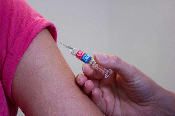 Influenza elleni oltások: csak a kért mennyiség fele érkezett meg Maros megyébe