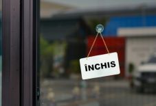 Első intézkedései egyikeként munkaszüneti napot adott a közszférának a Ciucă-kabinet